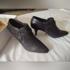 NWOT Apri by Italian Shoemakers Brown Faux Leather “Comet” Heeled Booties size 8